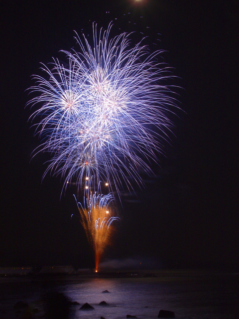 本年度の熱川温泉の花火大会は10月30日の予定