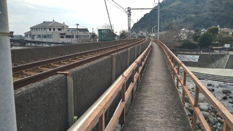 鉄道ファンにプチ情報♪こんなに線路が近い鉄橋（片瀬白田駅）