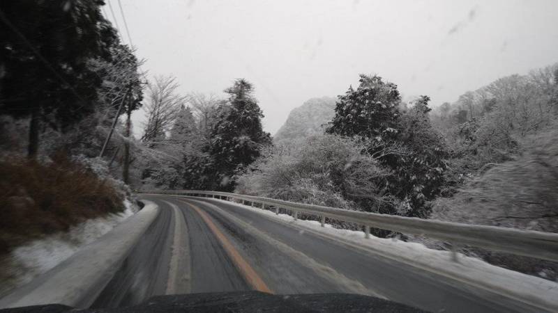 2月１０日の伊豆　冷川トンネル付近はこんな感じ！気を付けてください。