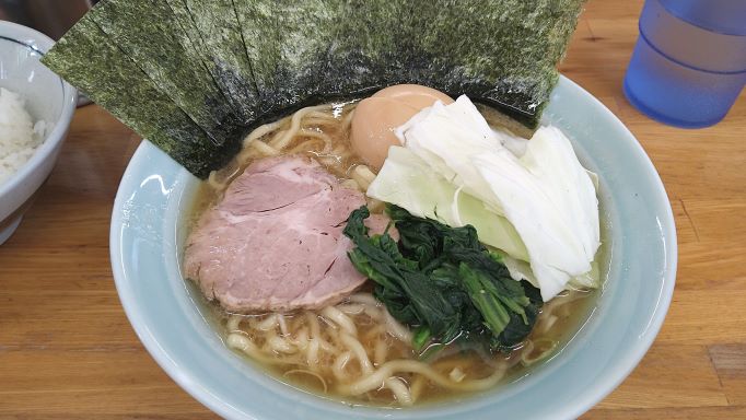 伊東市の老舗　横浜家系こってり濃厚豚骨ラーメン　吉田屋