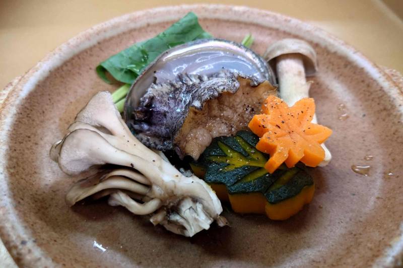 活アワビ陶板蒸し焼き　法蓮草　銀杏　南瓜　紅葉公　エリンギ