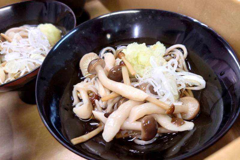 卸し茸蕎麦　占地　山葵茸　おろし山葵　白葱