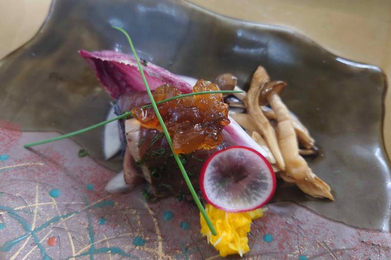 戻り鰹と筍サラダ仕立て　ベビーリーフ　占地　舞茸　もて菊　ポン酢ジュレ