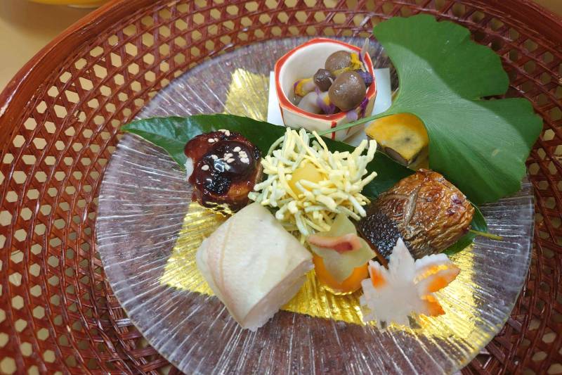 占地菊花浸し　秋刀魚腸焼き　秋味覚串　鶏肉軟骨和え