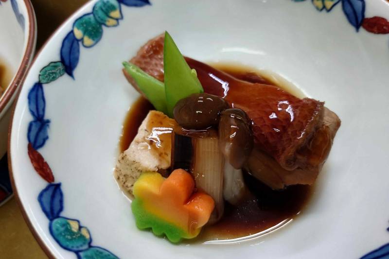 金目鯛煮付け　占地　豆腐　紅葉麩　白葱　青み