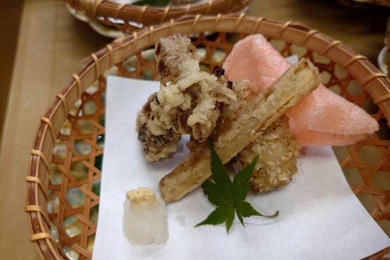 海老芋蕎麦の実揚げ　海老煎餅　南瓜　舞茸　牛蒡　天出汁