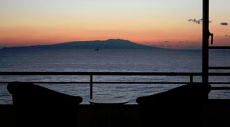 朝焼けに染まる海と空